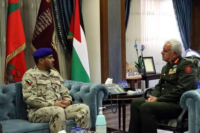 صورة حول : رئيس هيئة الأركان يلتقي وفداً عسكرياً إماراتياً رئيس هيئة الأركان يلتقي وفداً عسكرياً إماراتياً