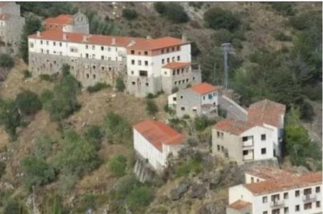 بها 44 منزلا وفندق.. عرض قرية إسبانية للبيع وسعرها مفاجأة