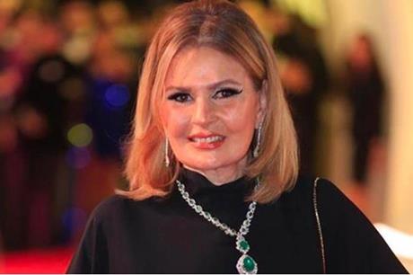 يسرا تبكي في افتتاح مهرجان القاهرة السينمائي حزناً على الفنان الراحل هشام سليم -صورة