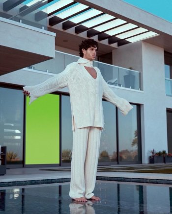 صور لنجل الفنان راغب علامة تتصدر غلاف مجلة عالمية .. شاهد