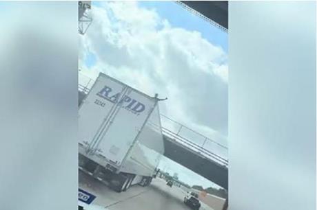 أمريكا .. نهاية مأساوية لشاب رقص على ظهر شاحنة - فيديو