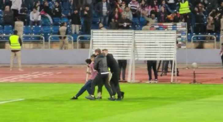 شاهد.. شخص يقتحم ستاد عمان لأخذ صورة مع لاعبي المنتخب الإسباني