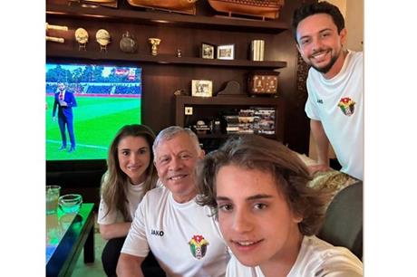 الملك برفقة الملكة وولي العهد والامير هاشم يتابعون مباراة النشامى مع اسبانيا