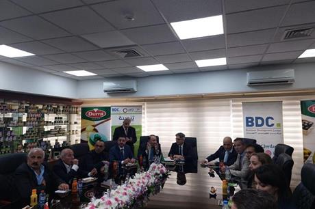 السفير الفرنسي يلتقي متدربي مشروع تنمية بمصانع الدرة في الرمثا