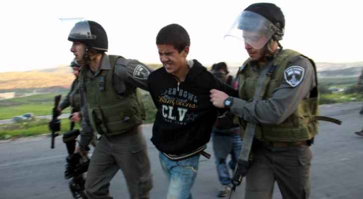 الاحتلال يعتقل طفلا في الخليل