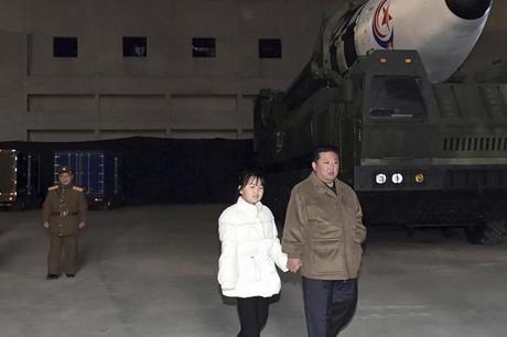 تفاصيل مثيرة عن الفتاة التي ظهرت مع رئيس كوريا الشمالية مؤخرا