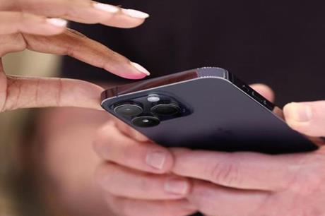 صورة حول : احتجاجات في أكبر مصنع آيفون في العالم احتجاجات في أكبر مصنع آيفون في العالم