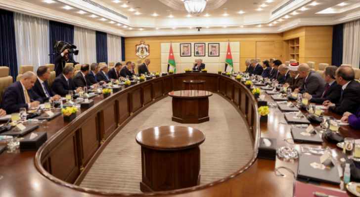 تعقيبا على توجيهات الملك " الخصاونة يؤكد لا مجال للتقاعس أو التردد في التنفيذ "