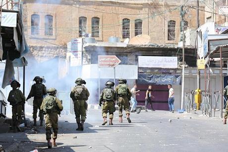 صورة حول : إصابات بالرصاص الحي والعشرات بالاختناق خلال مواجهات مع الاحتلال شمال الخليل إصابات بالرصاص الحي والعشرات بالاختناق خلال مواجهات مع الاحتلال شمال الخليل