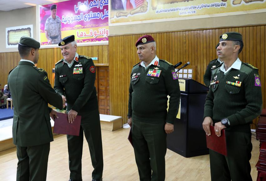 بالصور .. الحنيطي يسلم الشهادات لخريجي الفوج الرابع من ضباط فرسان المستقبل