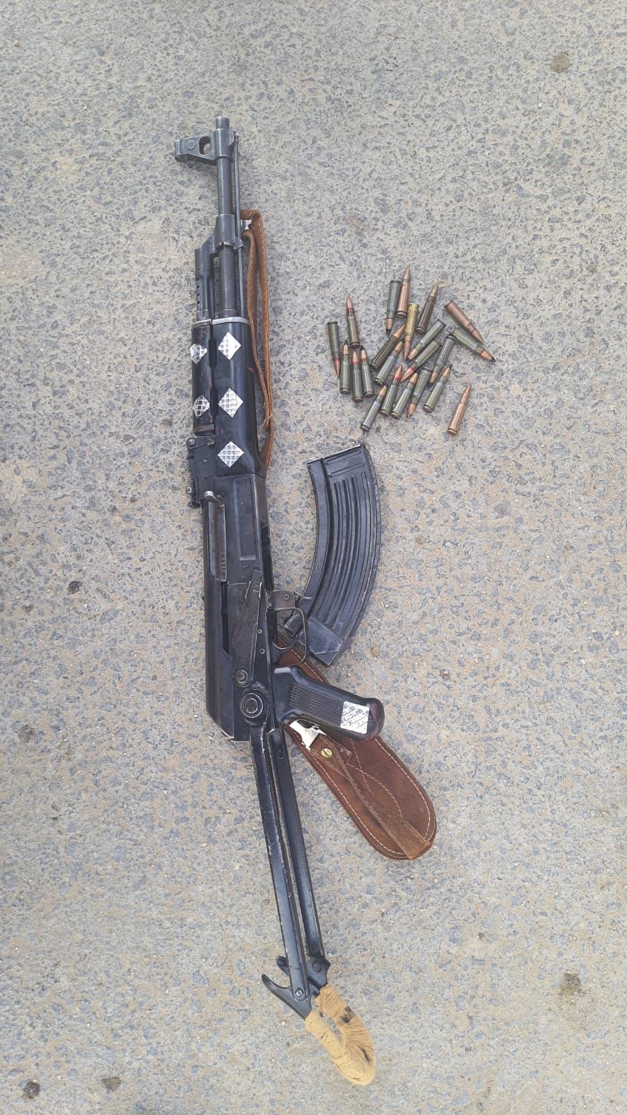 صورة حول : البحث الجنائي يداهم ويلقي القبض على مطلوب مصنف بالخطر في الشونة الجنوبية البحث الجنائي يداهم ويلقي القبض على مطلوب مصنف بالخطر في الشونة الجنوبية