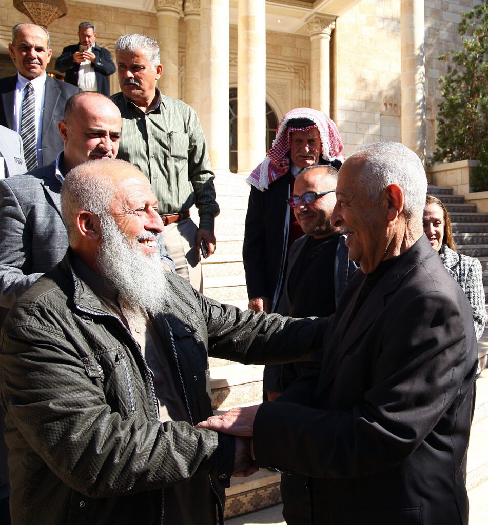 العيسوي يلتقي مجموعة من وجهاء غرب اربد ..صور