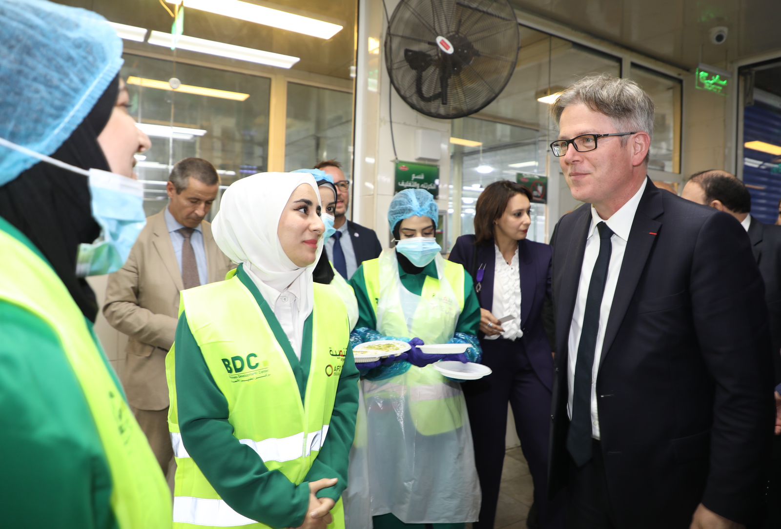 السفير الفرنسي في الأردن يلتقي بخريجي "تنمية" في مصانع الدرة في إربد