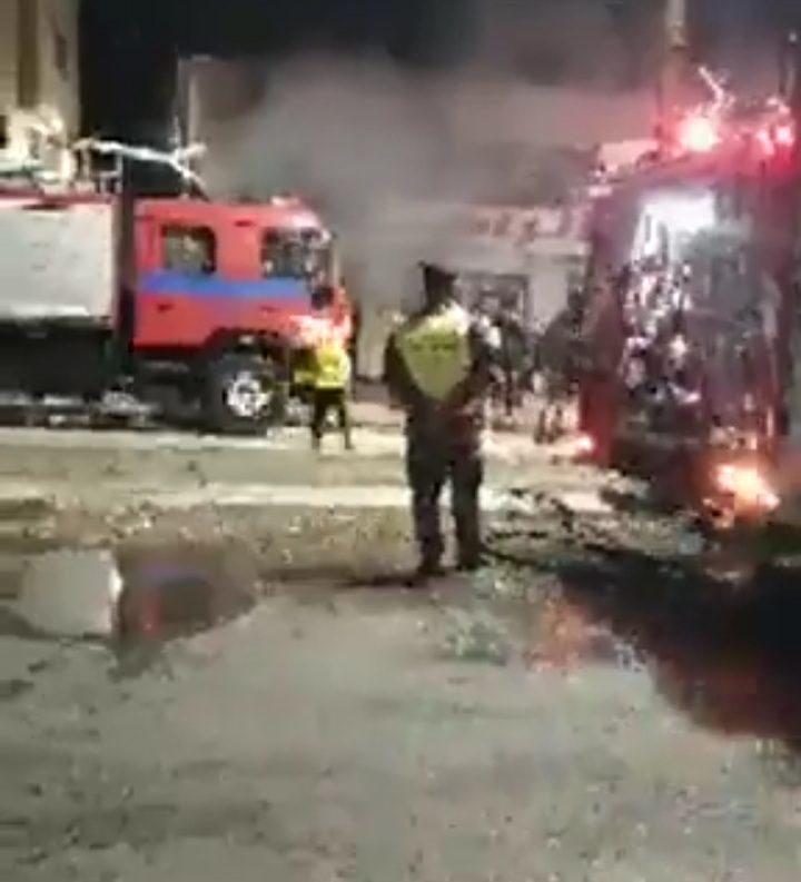 فيديو .. إخماد حريق شب في مستودعات تجارية بإربد