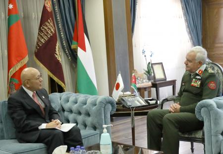 صورة حول : رئيس هيئة الأركان يلتقي السفير الياباني رئيس هيئة الأركان يلتقي السفير الياباني