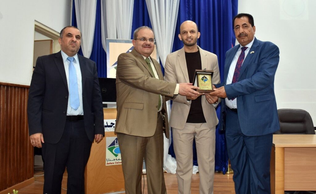 كلية الصيدلة في جامعة جدارا تنظم محاضرة عن فيتامين(د)