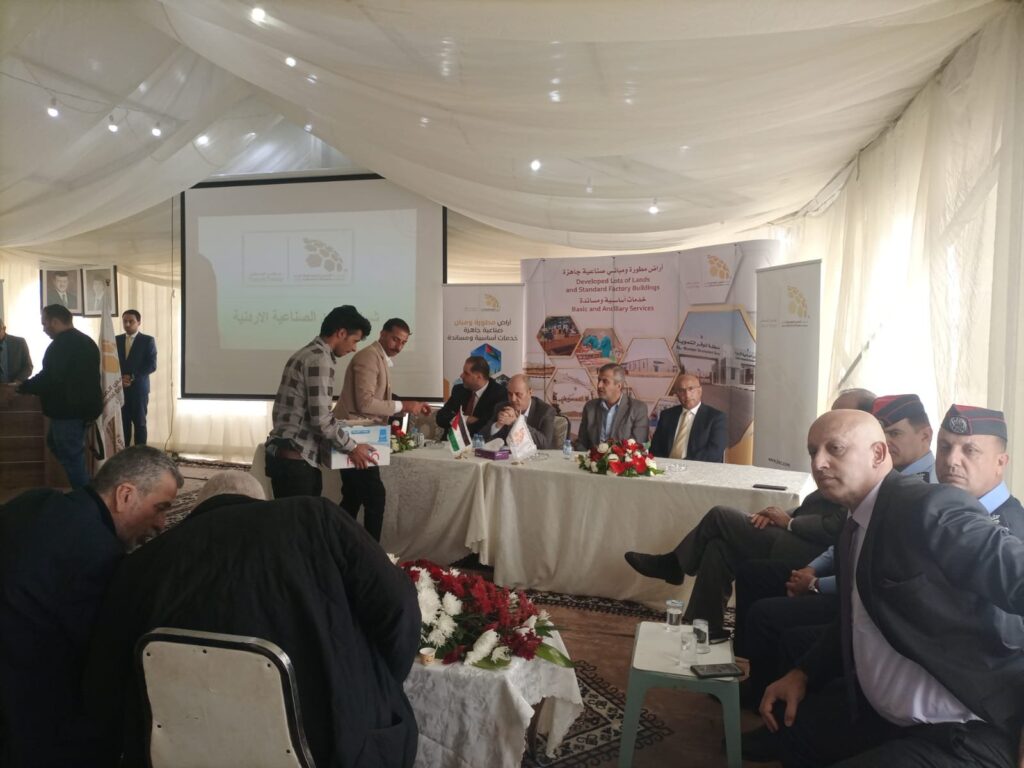 صورة حول : توقيع 12 اتفاقية استثمارية في " الطفيلة الصناعية " بقيمة 17 مليون دينار والنائب المرايات يثمن توقيع 12 اتفاقية استثمارية في " الطفيلة الصناعية " بقيمة 17 مليون دينار والنائب المرايات يثمن