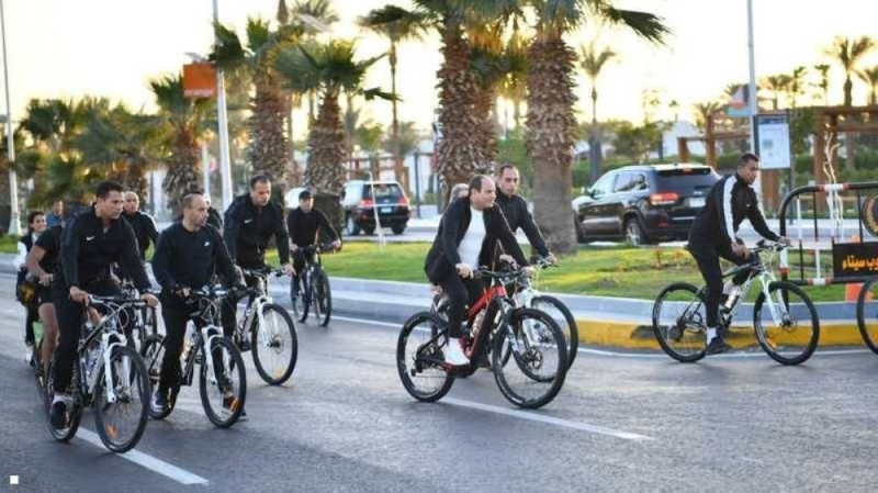 السيسي يتجول بالدراجة في شرم الشيخ - صور