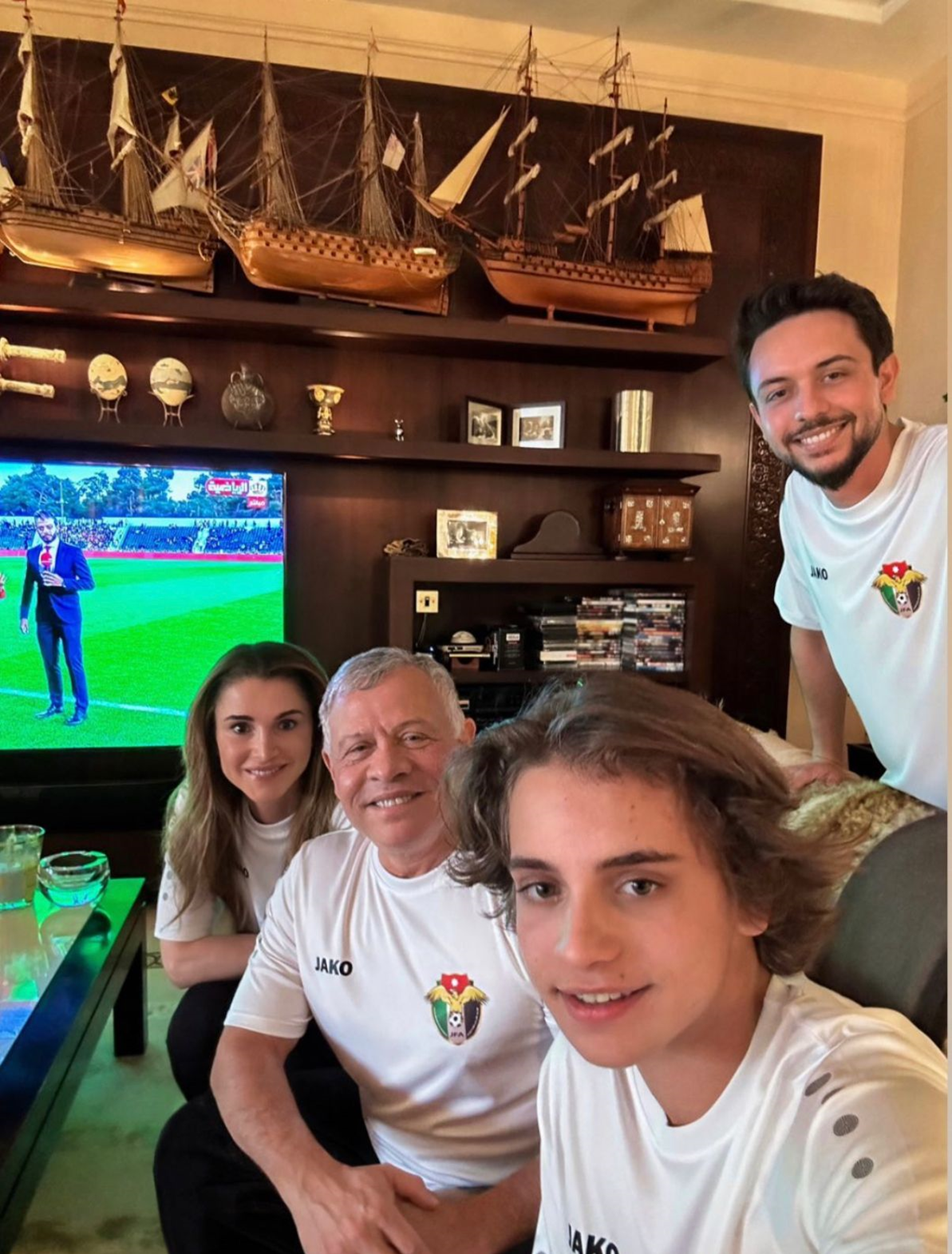 الملك برفقة الملكة وولي العهد والامير هاشم يتابعون مباراة النشامى مع اسبانيا