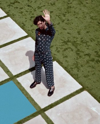 صور لنجل الفنان راغب علامة تتصدر غلاف مجلة عالمية .. شاهد