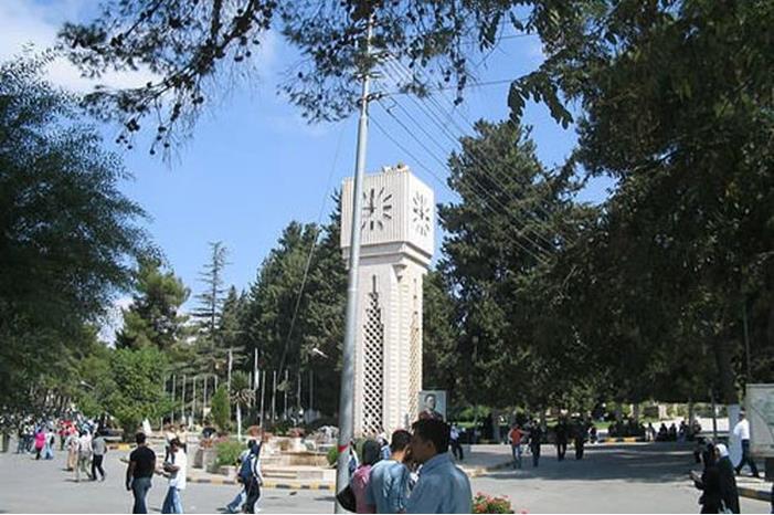 طلبة يسيرون داخل الجامعة الأردنية (أرشيفية)
