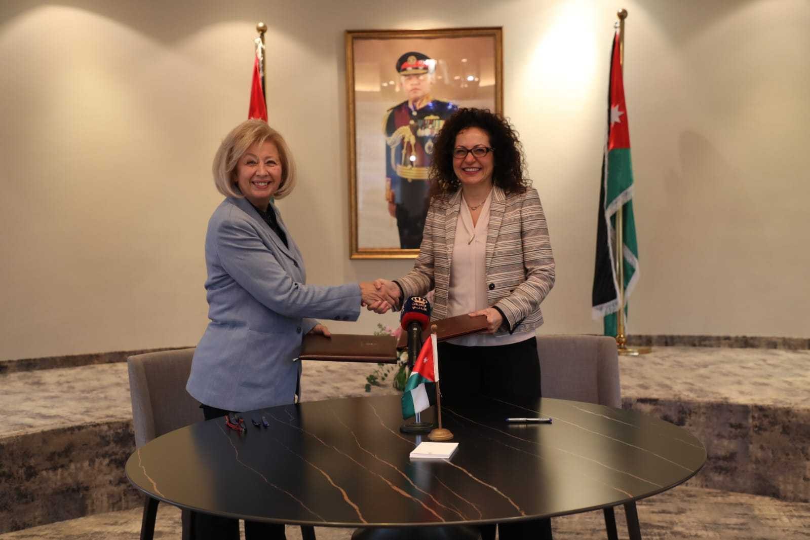 صورة حول : وزارة الثقافة ومؤسسة شومان توقعان اتفاقية مكتبة الأسرة الاردنية وزارة الثقافة ومؤسسة شومان توقعان اتفاقية مكتبة الأسرة الاردنية