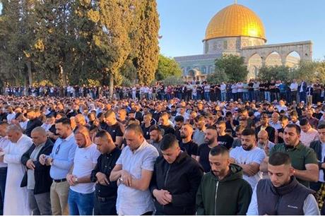60 ألفا يؤدون صلاة الجمعة في رحاب المسجد الأقصى