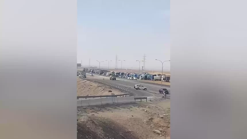 صورة حول : الحكومة بين خيارين لوقف اضراب الشاحنات ..رفع اجورها او تخفيض أسعار الوقود الحكومة بين خيارين لوقف اضراب الشاحنات ..رفع اجورها او تخفيض أسعار الوقود