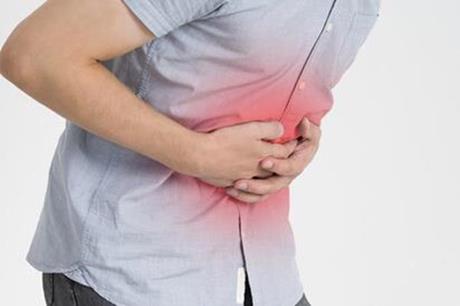 ألم حاد في البطن .. قد يكون علامة للاصابة بهذا المرض !