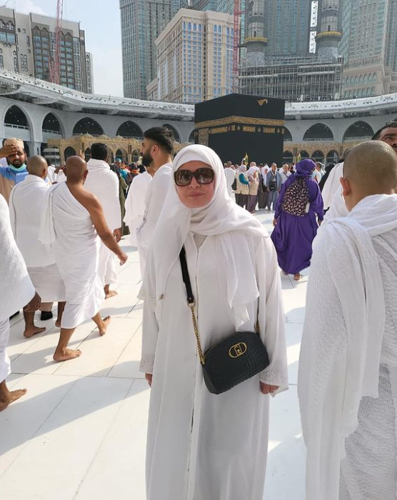 الهام شاهين تؤدي العمرة عن والدتها -صور