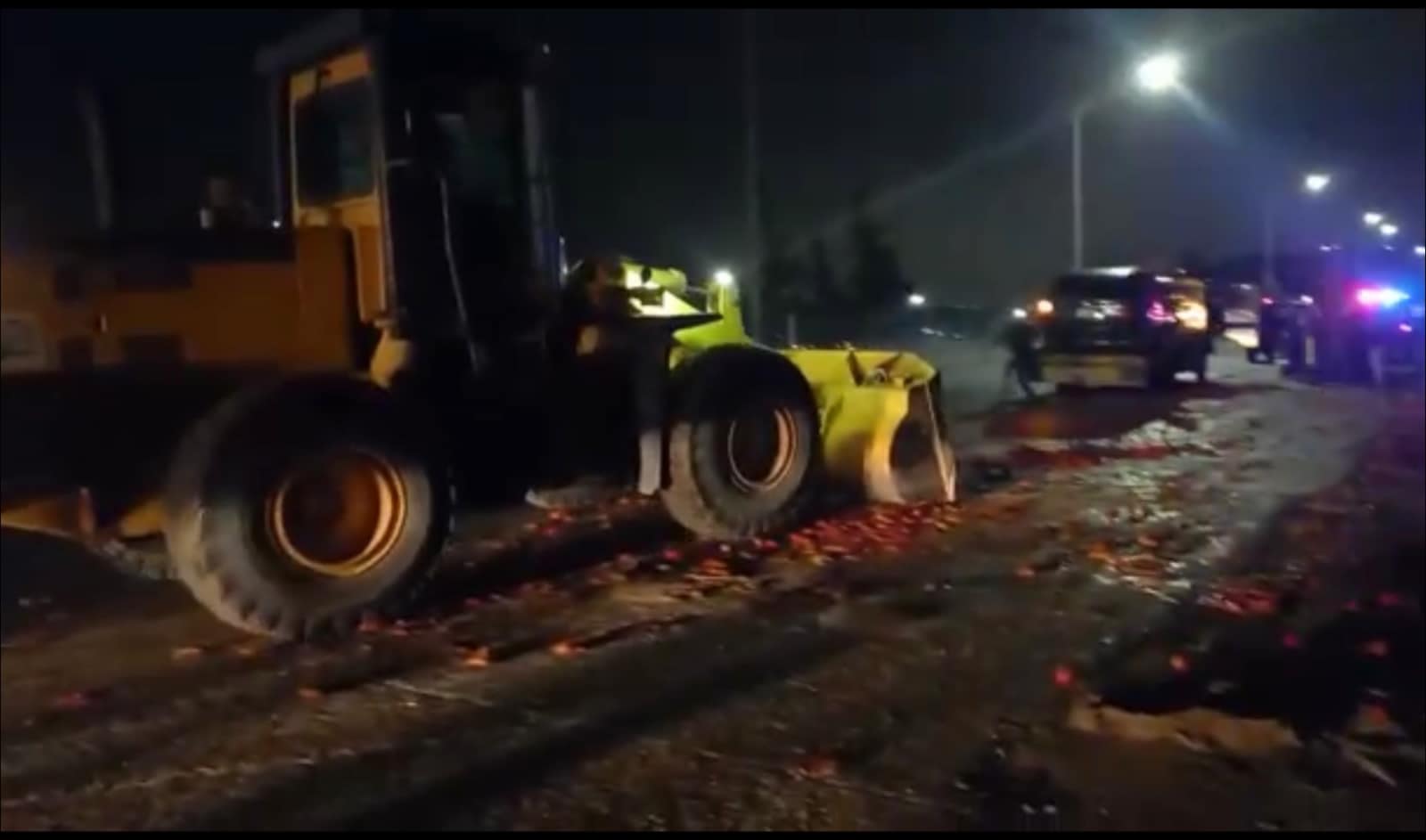 تدهور مركبة شحن على طريق العدسية