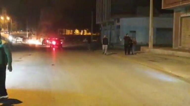 تونس.. غلق عدد من الطرقات وسط القيروان وإشعال الإطارات والأمن يتدخل (فيديو)