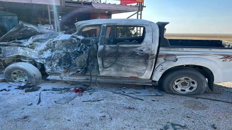 لحظة استهداف مسيرة تركية سيارة في ريف الحسكة (فيديو)