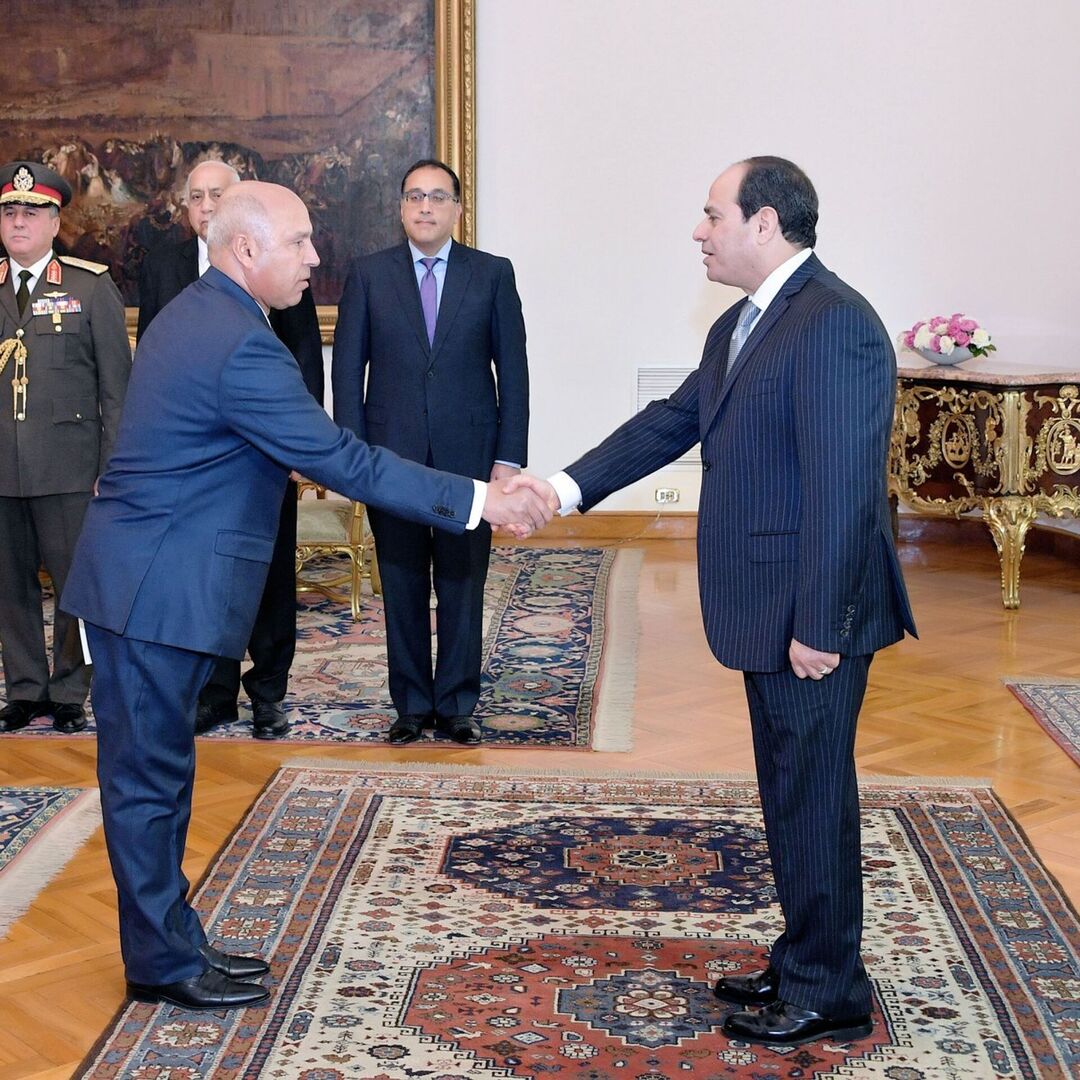 وزير النقل المصري يرد على "تهربه من المسؤولية"