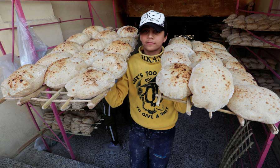 الحكومة تتعهد بعدم رفع سعر رغيف خبز