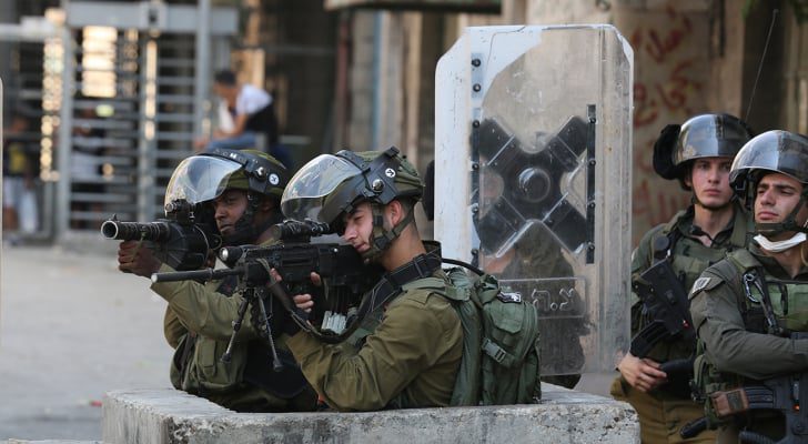 إصابة فلسطينيين اثنين بقنابل الصوت في مواجهات بالخليل