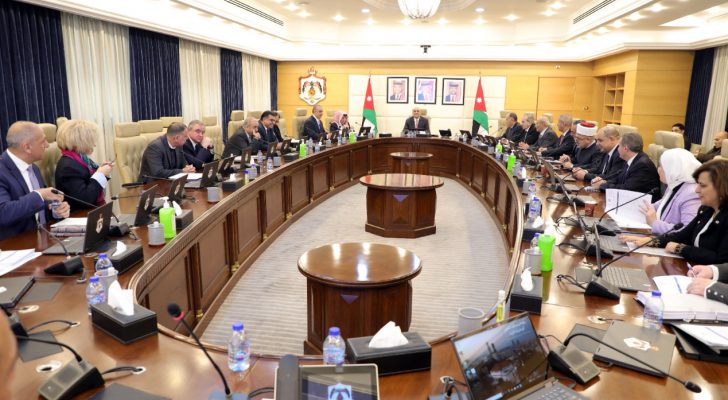 الحكومة تعيّن ١٠٠ موظف في دائرة أوقاف القدس