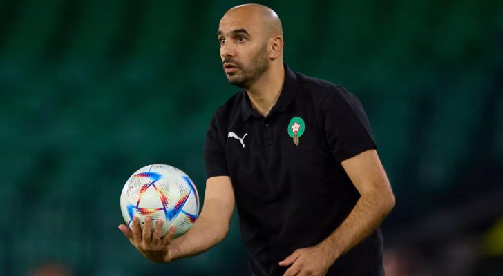 الركراكي وصلاح وحكيمي وبونو في سباق أفضل لاعبي ومدربي العالم