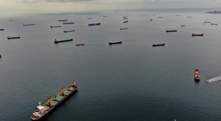 السفن تصطف في طابور لعدة كيلومترات بانتظار عبور البوسفور