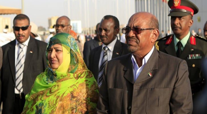 القضاء السوداني يوجه تهمة الثراء الحرام لزوجة الرئيس المعزول عمر البشير