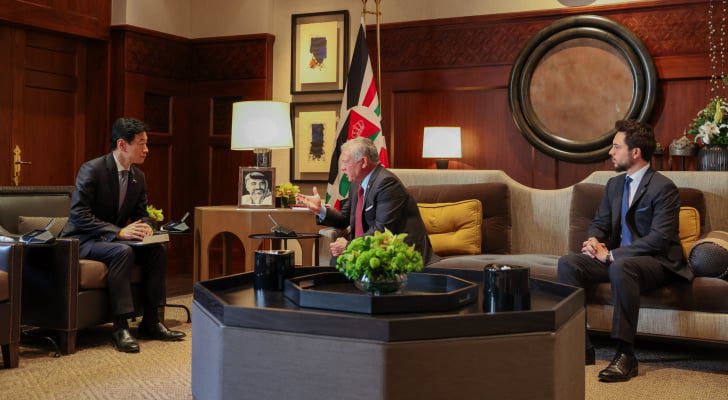 الملك يتسلم رسالة من رئيس الوزراء الياباني