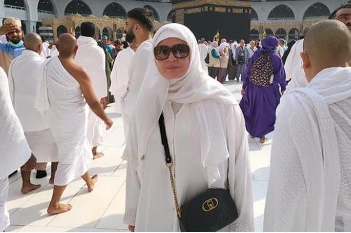 الهام شاهين تؤدي العمرة عن والدتها -صور