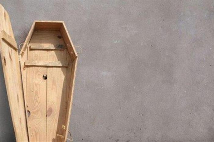 برازيلي يُزيف وفاته لمعرفة من يحضر جنازته.. والنتيجة كارثية - صور