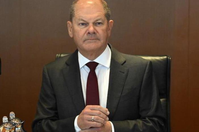 بعد استقالة وزيرة دفاع ألمانيا.. شولتس يسعى لاختيار خليفة لها سريعا