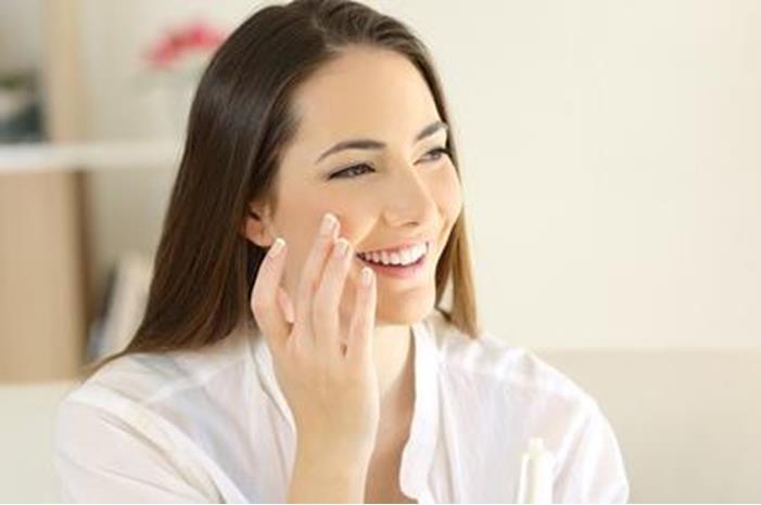 حمض الترانيكساميك.. ما هو؟ وكيف يساعد في إخفاء البقع الداكنة؟