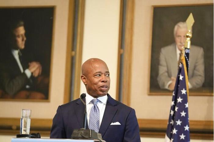 عمدة مدينة نيويورك يطلب تدخلا فدراليا للمساعدة في أزمة المهاجرين