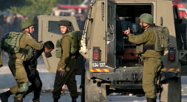 قوات الاحتلال تعتقل ٢٠ فلسطينيا في الضفة الغربية