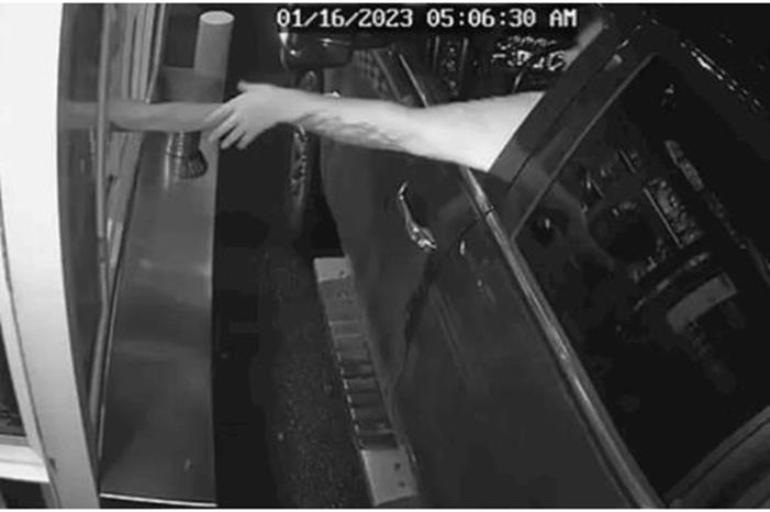 لقطات مرعبة.. محاولة خطف عاملة بمطعم عبر الـ'درايف ثرو' في أمريكا - فيديو