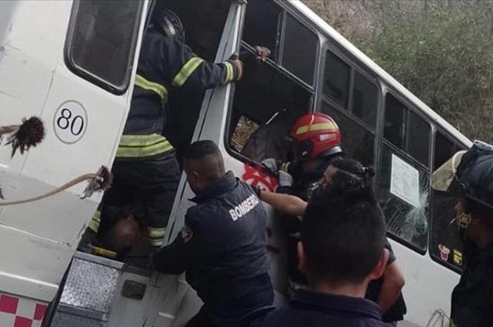 مصرع 3 أشخاص واصابة 35 آخرين بسقوط حافلة من منحدر في المكسيك