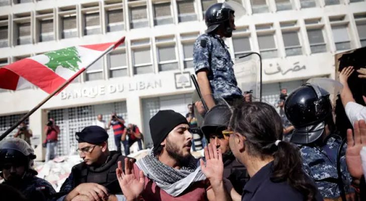 صورة حول : وقفة احتجاجية أمام المصرف المركزي اللبناني وقفة احتجاجية أمام المصرف المركزي اللبناني